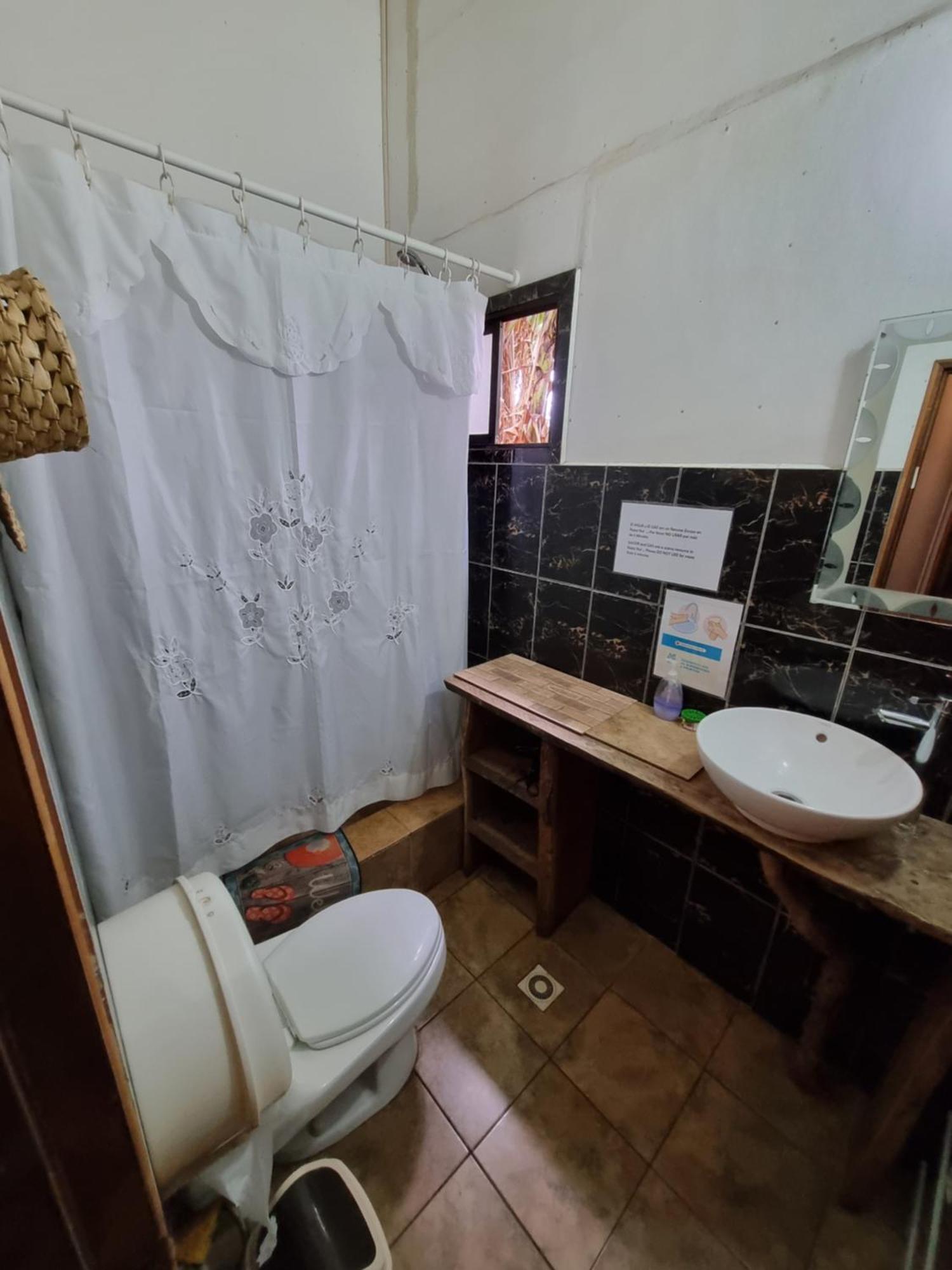 Hostal Vieroto Hanga Roa Buitenkant foto